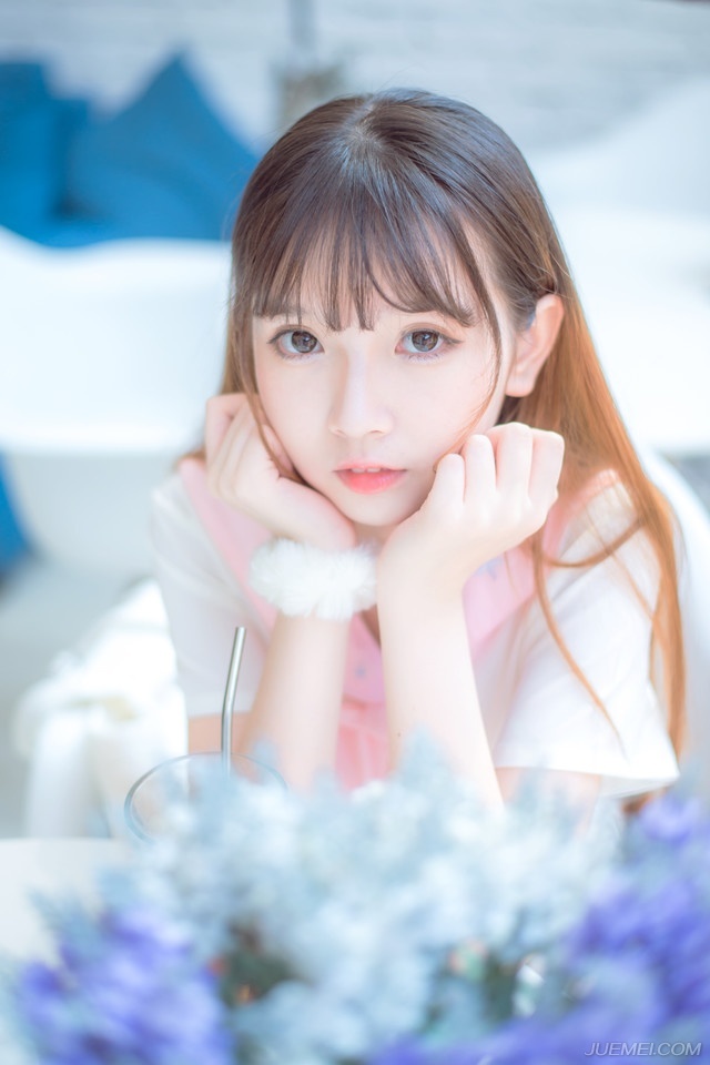 “刘大人，主公有令，令到之日，即刻启程，末将会派出一队骠骑卫护送您返回洛阳，若无其他要是，便请收拾行囊，准备上路吧。”雄阔海在庞统的介绍下，看向刘璋，沉声道。